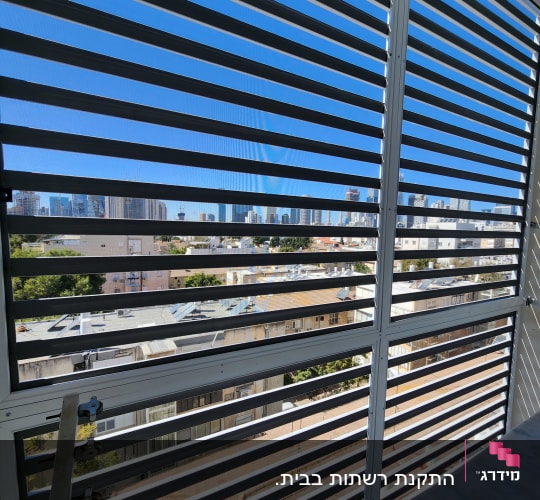 תריסי אלומיניום אופקיים על חלון מרפסת